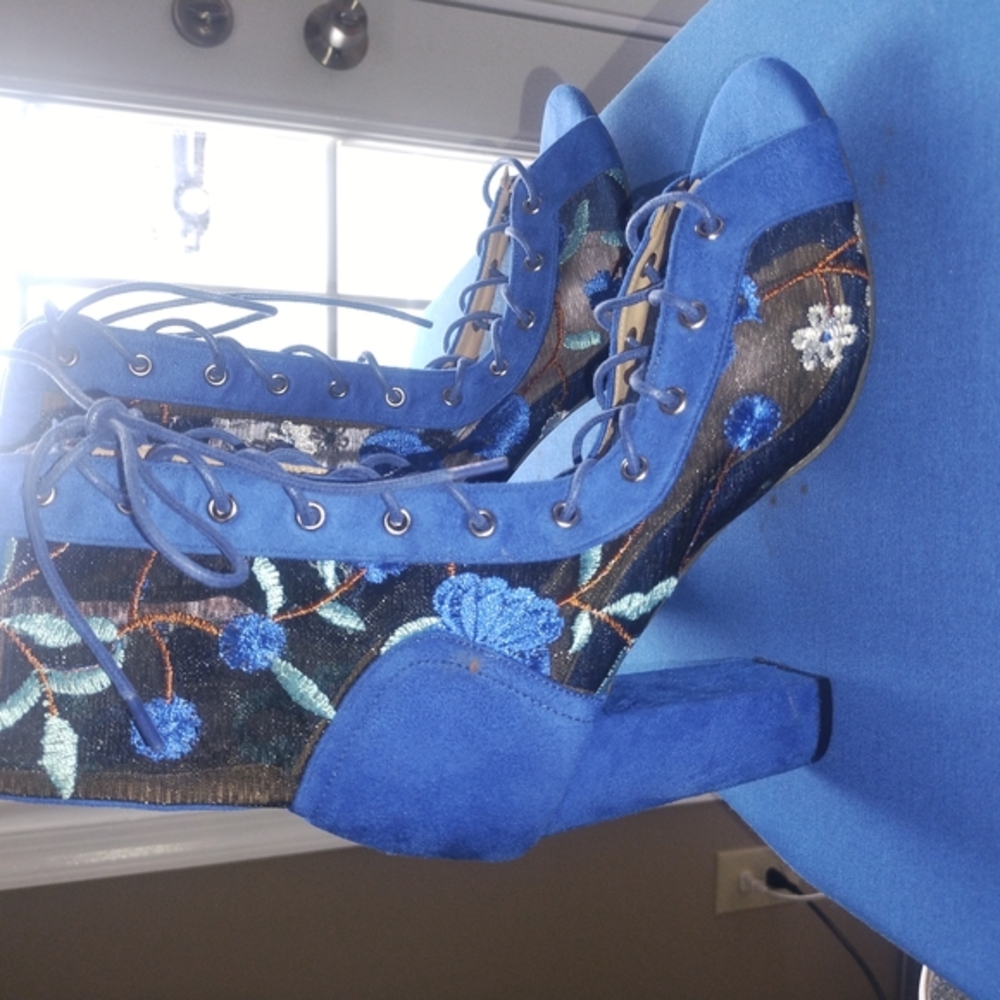 Elegant Blue and Black Heels for a Stylish Look